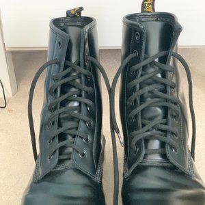 AUTHENTIC Dr. Martens, Women's Size 9